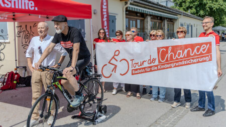 Erich Fenninger radelt bei der Tour de Chance 2025 am Hanuschplatz in Salzburg.