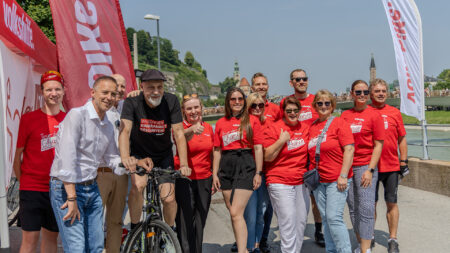 Siegi Pichler, Erich Fenninger und Unterstützer*innen bei der Tour de Chance 2025 in Salzburg.