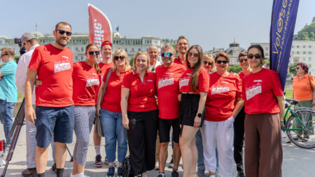 Volkshilfe-Team bei der Tour de Chance 2025 am Hanuschplatz in Salzburg.