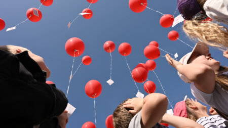 Rote Luftballons steigen beim Start der Tour de Chance 2025 in Bad Zell in den Himmel.
