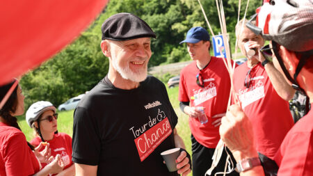 Erich Fenninger bei einer Pause während der Tour de Chance 2025 in Oberösterreich.
