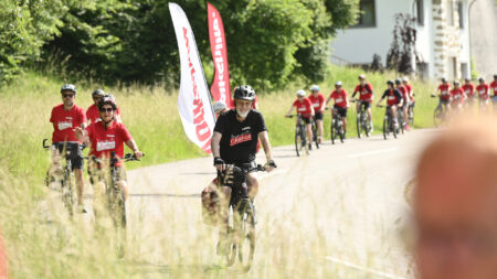 Erich Fenninger und Mitradler*innen unterwegs bei der Tour de Chance 2025 in Oberösterreich.