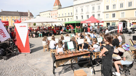 Konzert am Freistädter Hauptplatz beim Abschluss der Tour de Chance 2025.
