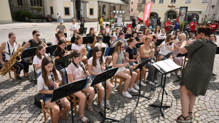 Orchester der Musikmittelschule beim Abschluss der Tour de Chance 2025 am Hauptplatz in Freistadt.