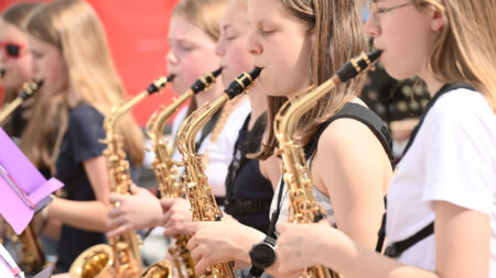 Saxofonistinnen des Orchesters der Musikmittelschule beim Tour-de-Chance-Abschluss in Freistadt.