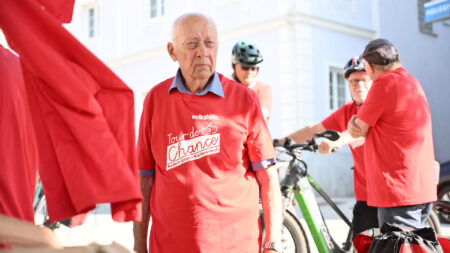 Volkshilfe-Unterstützer Fritz Putschögl beim Start der Tour de Chance 2025 in Bad Zell.