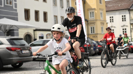 Ein Kind fährt bei der Tour de Chance 2025 gemeinsam mit weiteren Teilnehmer*innen durch Freistadt.