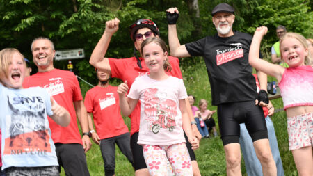 Kinder bei einer Bewegungsaktion entlang der Tour de Chance 2025 in Oberösterreich.