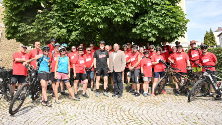 Große Gruppe von Mitradler*innen mit Fahrrädern bei der Tour de Chance 2025 in Oberösterreich.