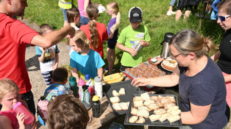 Kinder und Erwachsene bei einer Verpflegungsstation der Tour de Chance 2025 in Oberösterreich.