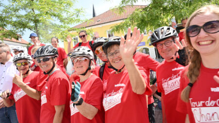 Mitradler*innen und Volkshilfe-Unterstützer*innen bei der Tour de Chance 2025 in Oberösterreich.