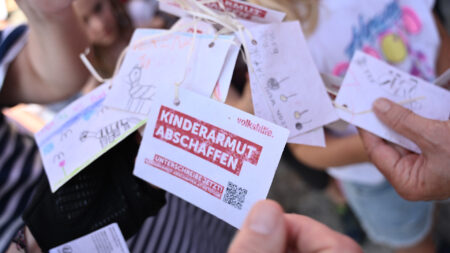 Karten mit Wünschen für die Ballonaktion der Tour de Chance 2025 in Bad Zell.